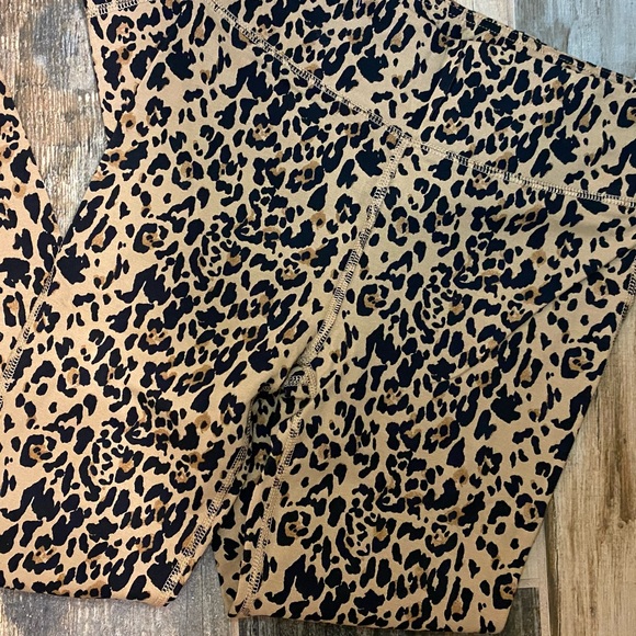 Last one J. Crew Weekend high-rise leggings in leopard - Picture 7 of 13